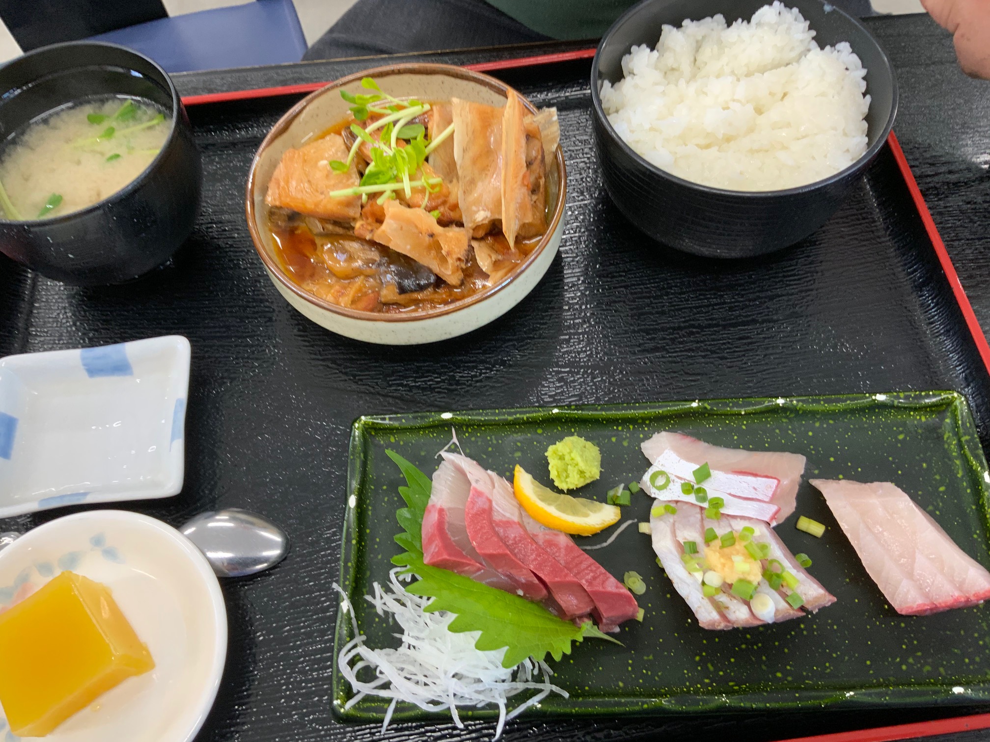   長島大陸食堂で日本一のぶりの鰤王の定食を食べてきました。大人気のお店ですが