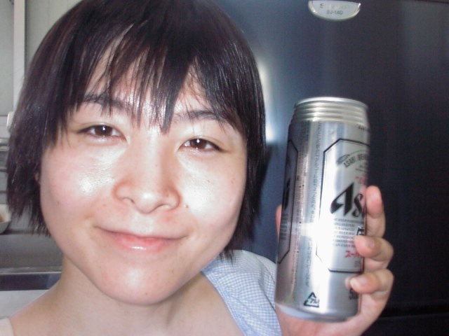 2001/7/13 日の金曜日。奴がやってきた。 じゃーん!いけりり邸についに冷蔵庫が!!やってき…